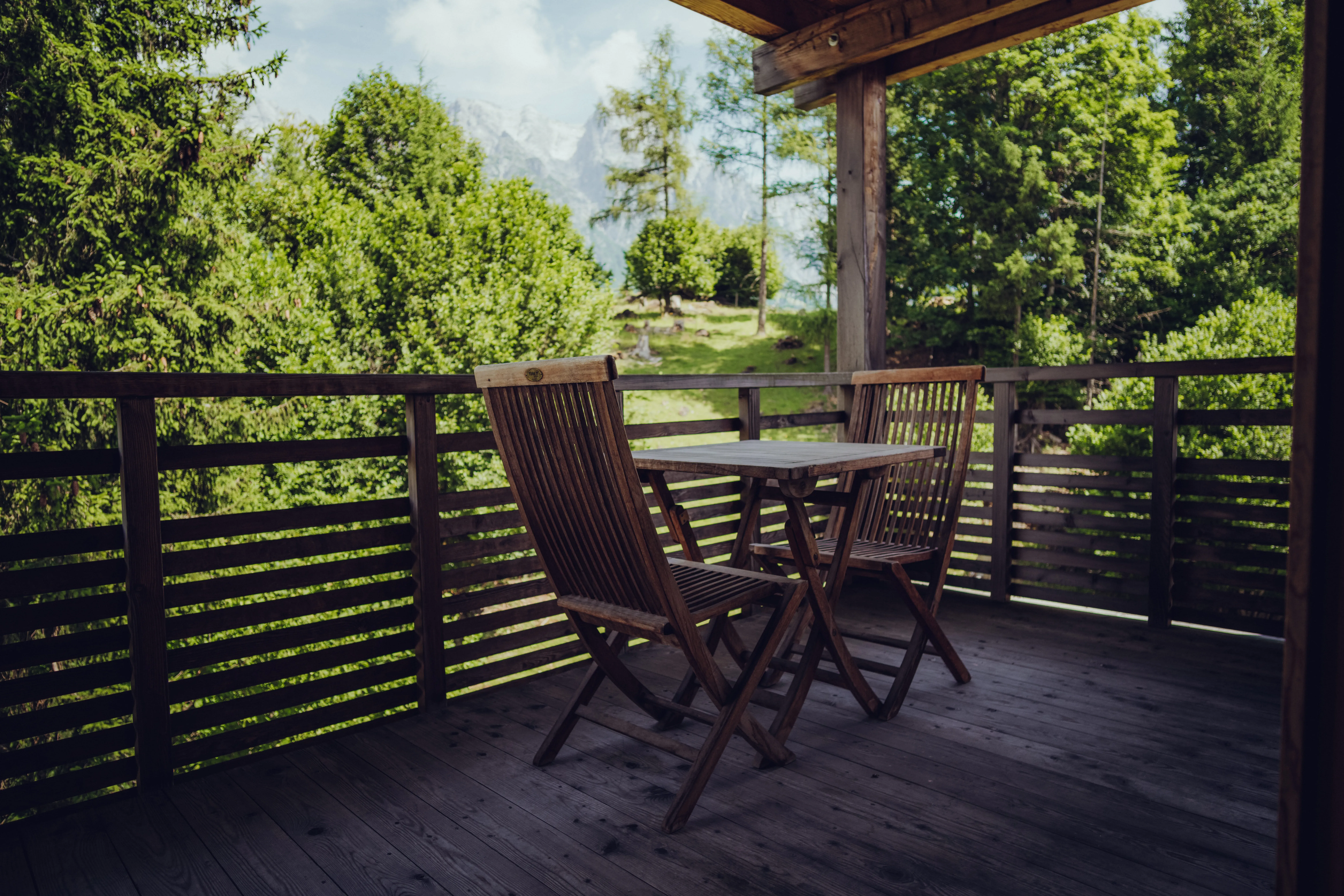 Hotelový balkon s balkonovým nábytkem