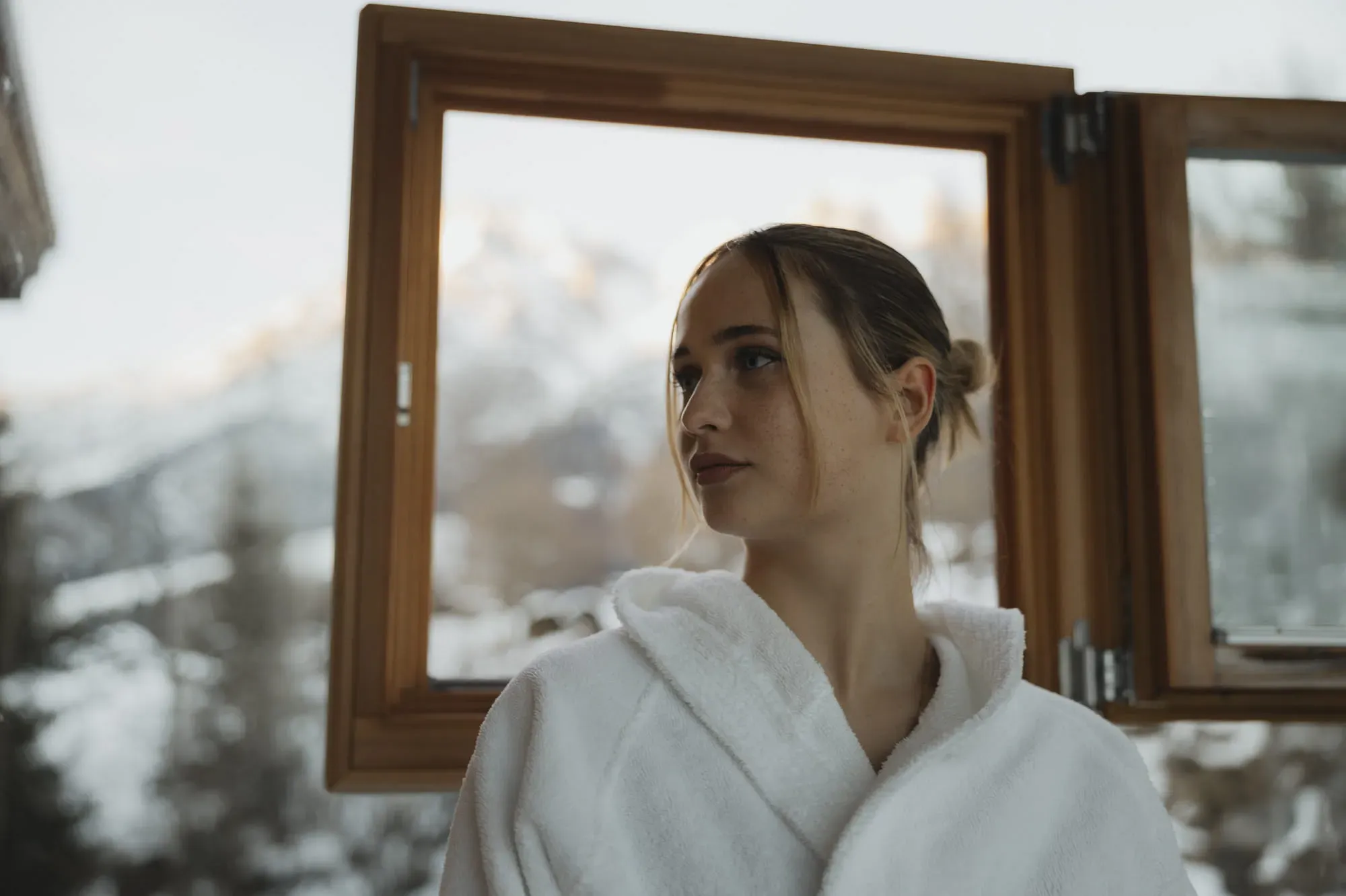 Žena v županu ve wellness zóně