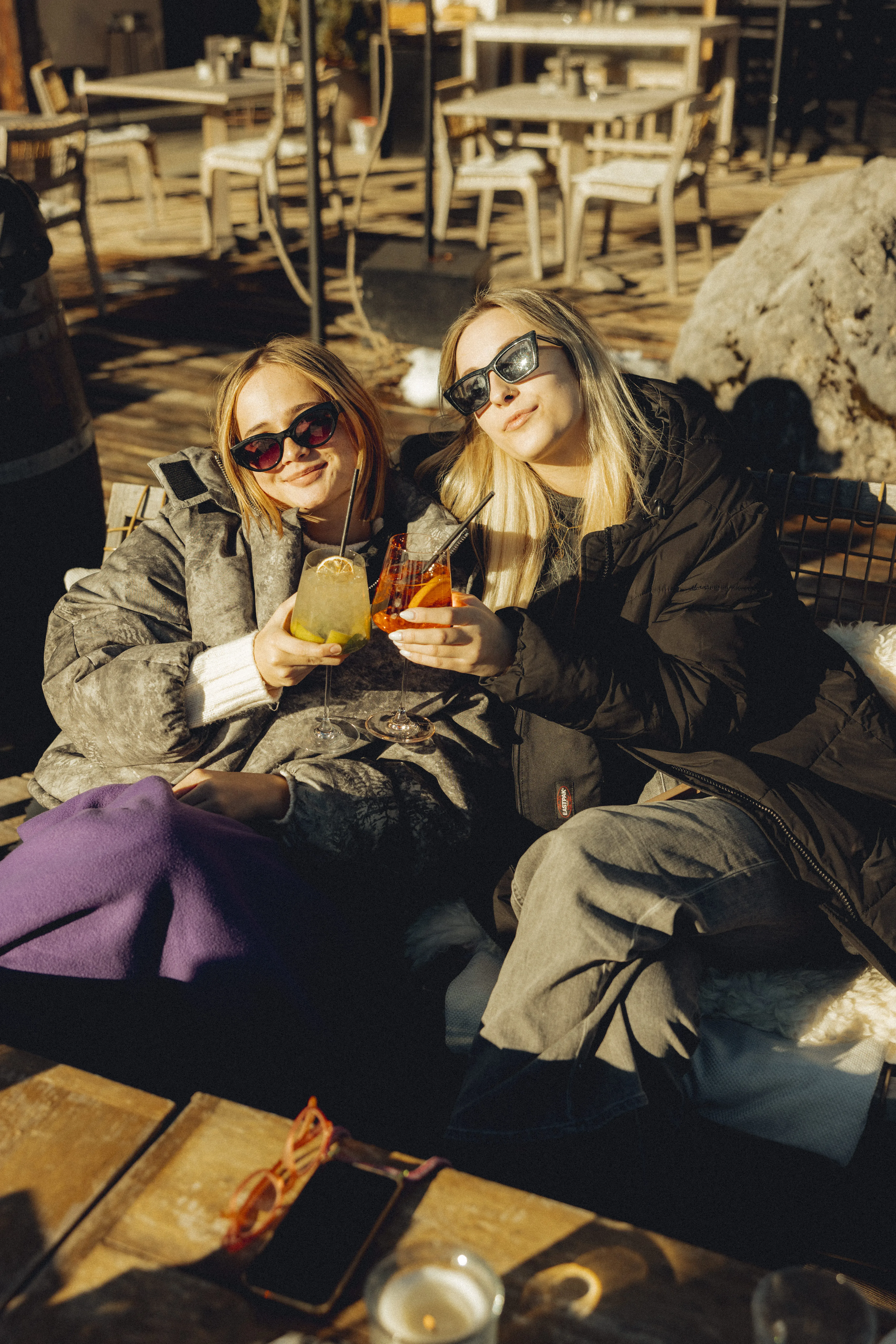 Ženy si užívají drinky na zimním slunci